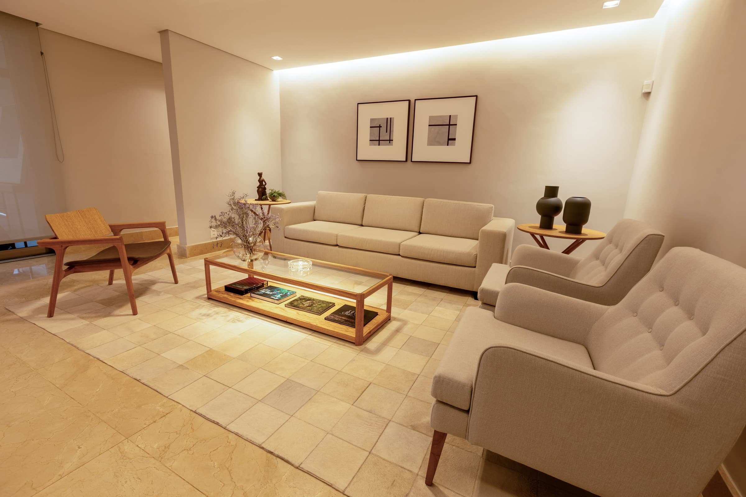 Sala de espera com sofá e poltronas