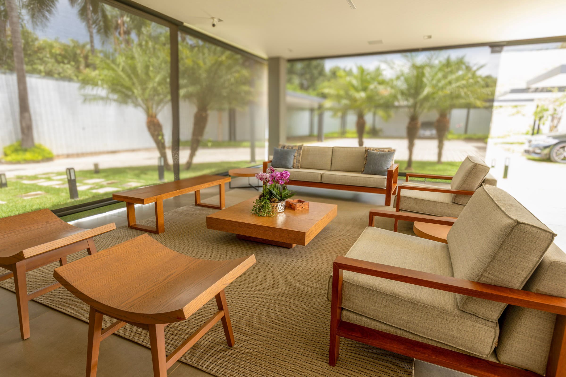 Sala de espera com vista para o jardim