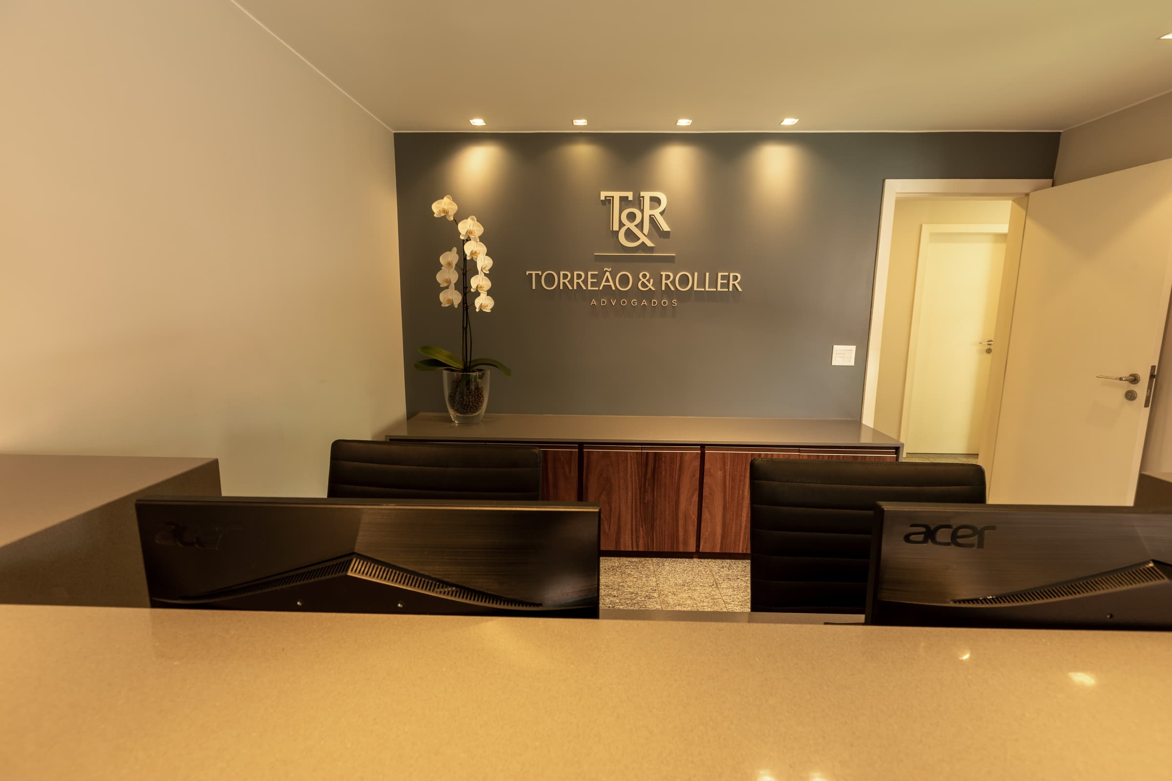 Recepção com logotipo do escritório