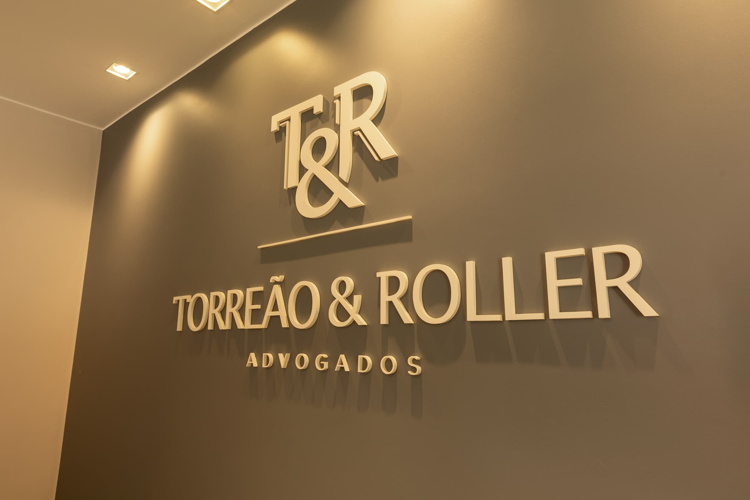 Logotipo na parede da recepção do escritório