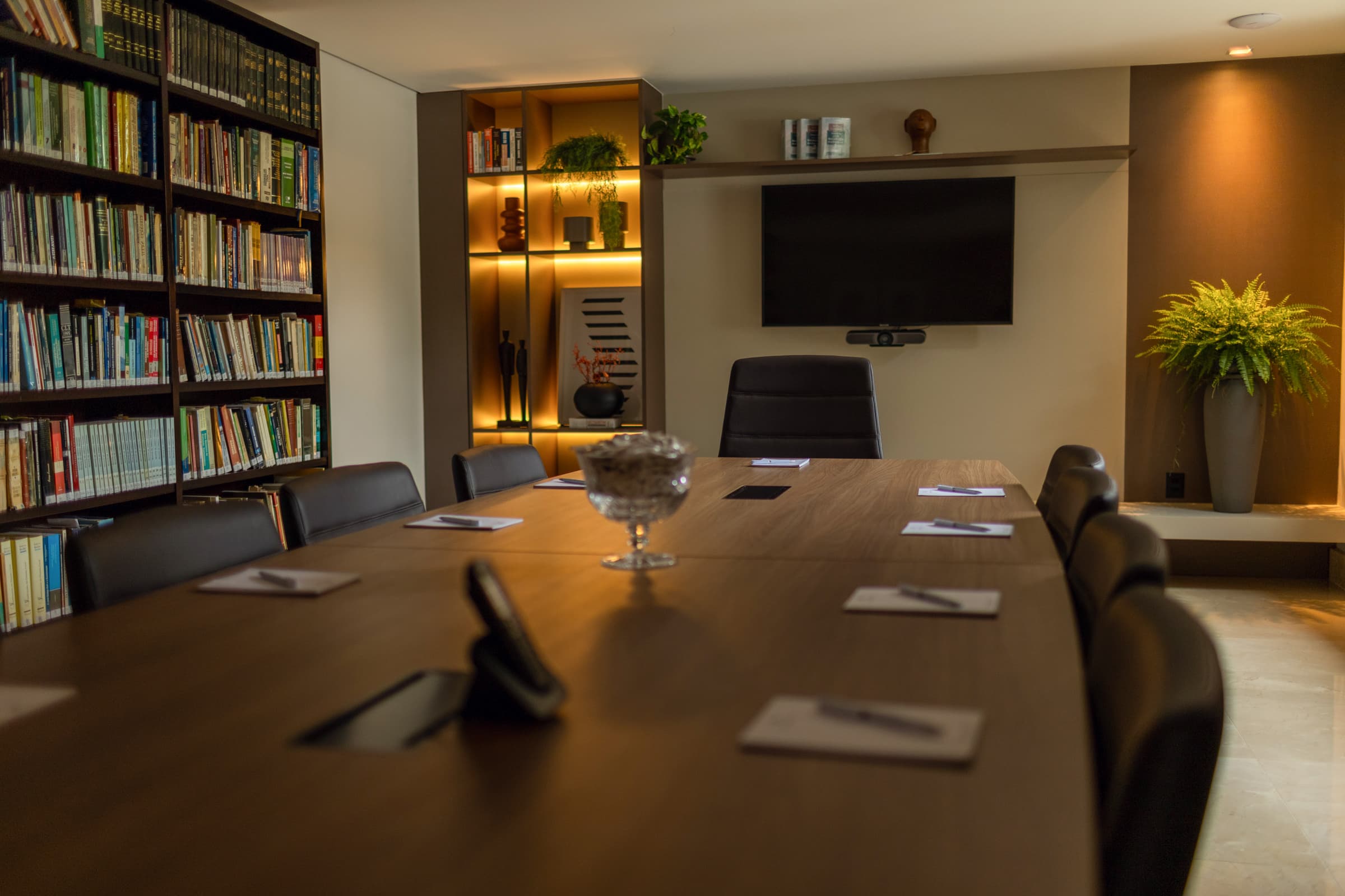 Sala de reuniões preparada para encontros com clientes