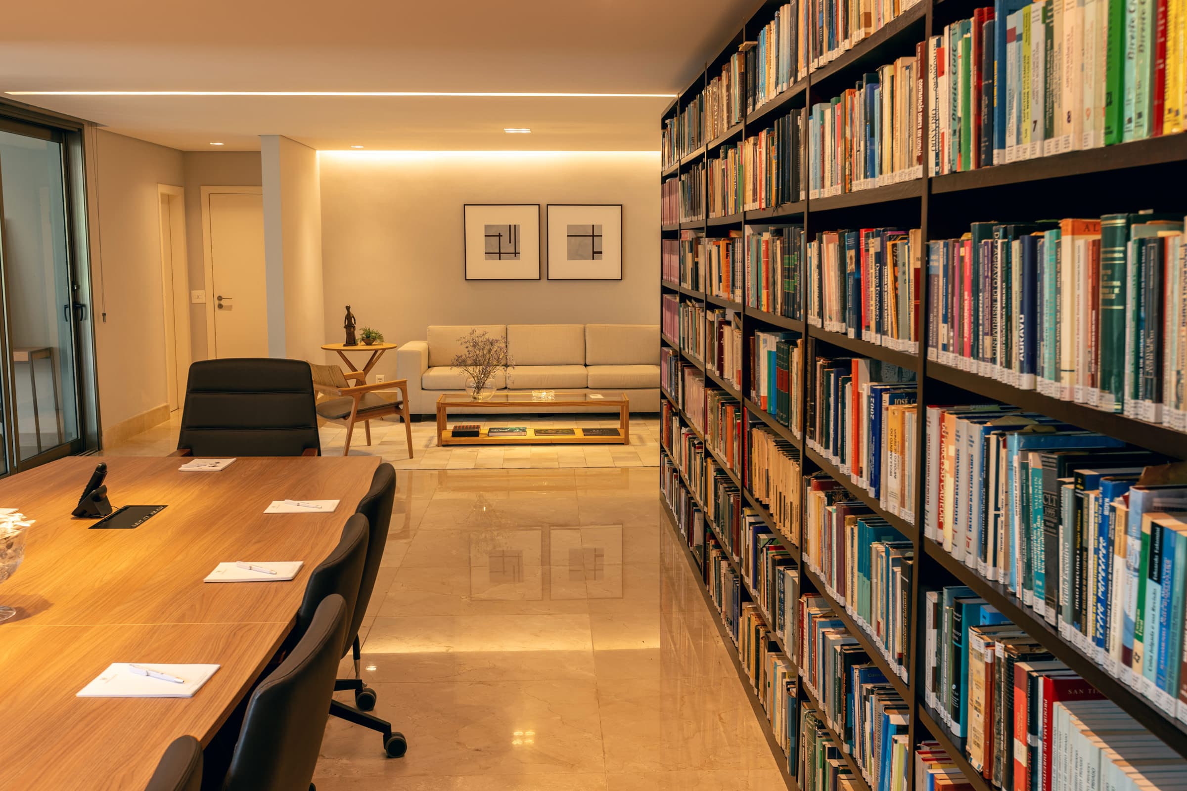 Sala de reuniões, biblioteca jurídica e sala de estar do escritório